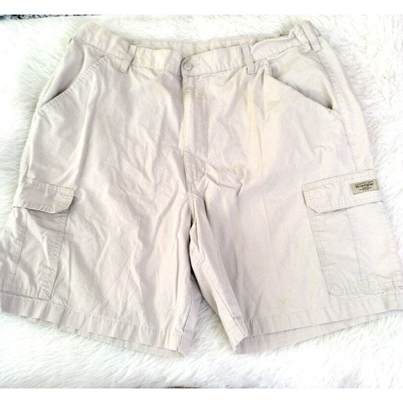 Wrangler Other - Wrangler Size 42 Khaki Cargo Shorts